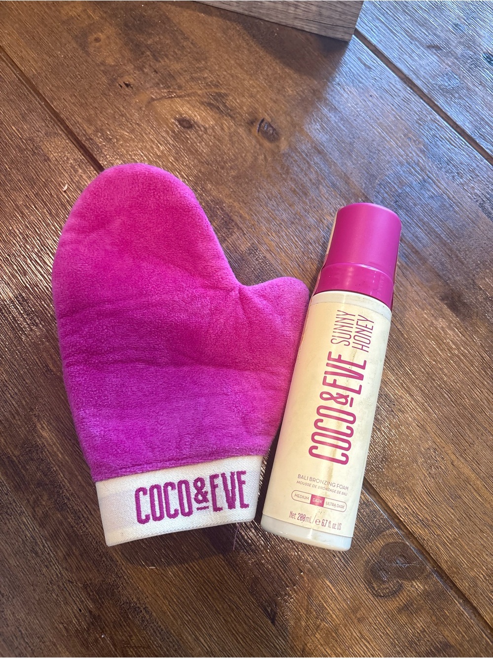 Sunny Honey Tanning Mousse with Hot Pink Applicator Mitt